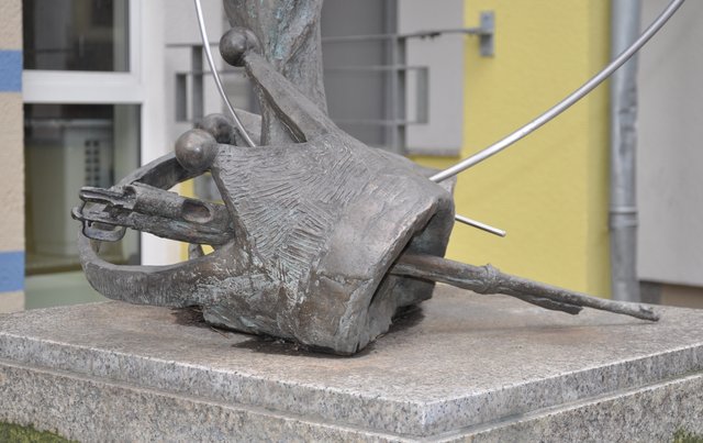 Krone und abgebrochener Gewehrlauf -Symbole für die auf die Gewalt der Gewehre gestützte Macht der Fürsten im 19. Jahrhundert. Detailaufnahme des Denkmals für Demokratie und Solidarität. Foto: ch