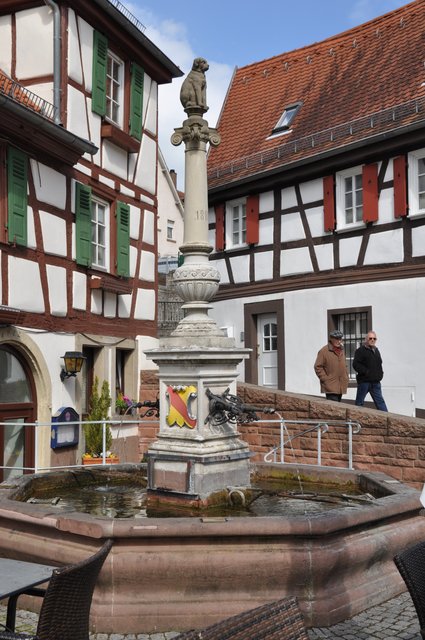 Auch neben dem Hundlebrunnen in der Brettener Fußgängerzone lässt es sich im Sommer angenehm verweilen. Foto: ch