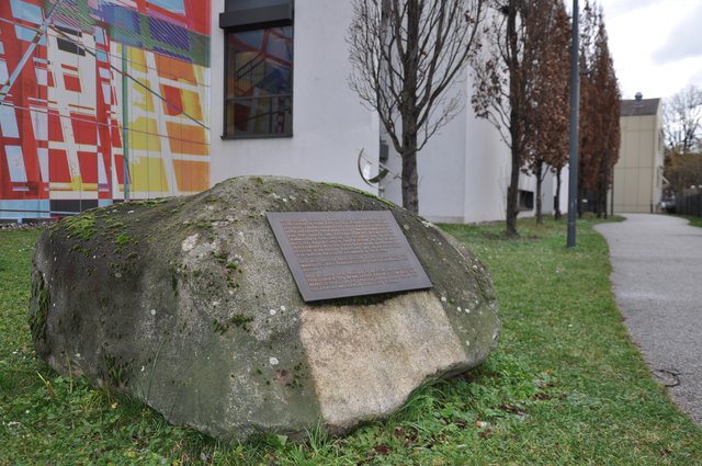 Eine Bronzetafel auf dem Gedenkstein am Zugang zu den Beruflichen Schulen Bretten an der Wilhelmstraße erinnert an das von 1942 bis 1945 dort von den Nazis betriebene Lager für Zwangsarbeiter und Kriegsgefangene. Foto: ch