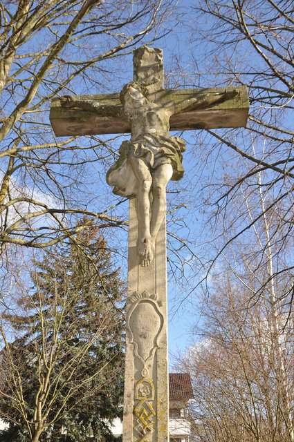 „Ich bin der Weg, die Wahrheit und das Leben“ steht auf Lateinisch auf dem sogenannten Bosch´schen Kreuz am östlichen Ende der Hohkreuzstraße geschrieben. Das Kruzifix ersetzt seit 1992 das verschwundene alte Kreuz an der Hohkreuzstraße. Foto: ch