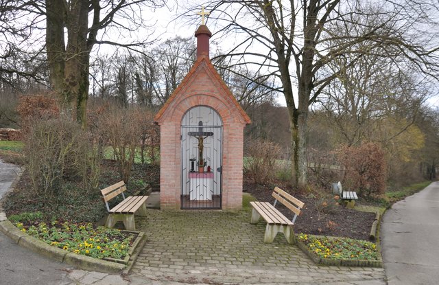 Bei der Restaurierung 1978 wurde das Büchiger Kleindenkmal "Goldenes Kreuz" mit einer Außenanlage verschönert. Foto: ch