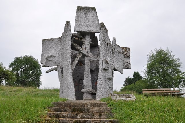 Wie eine Ruine mit ausgebreiteten Flügeln erhebt sich hoch oben über Ruit das 1969 vom Ettlinger Bildhauer Volker Erhard, genannt Voré“,  geschaffene Mahnmal. Foto: ch