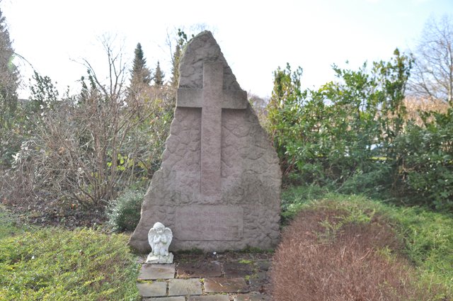 Vor dem von Waltraud Senghaas gestifteten und von Norbert Reschke geschaffenen Kreuzmonument hinter dem Eingang zum neuen Diedelsheimer Friedhof stellen Jubilare gerne Gedenkschalen für verstorbene Mitschüler/innen ab. Weil bei seiner Einweihung im Dezember 2006 neben dem früheren OB Paul Metzger und dem MGV Diedelsheim auch der evangelische und der katholische Pfarrer anwesend waren, wird es auch das „ökumenische Kreuz“ genannt.  Foto: ch