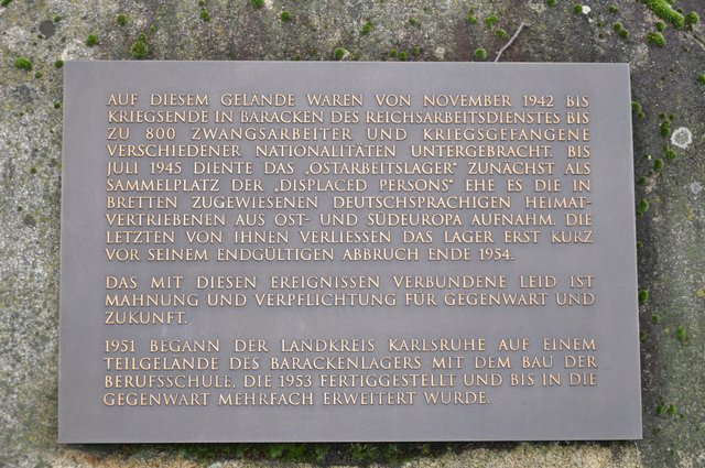 Die Tafel auf dem Gedenkstein vor den beruflichen Schulen Bretten erinnert an das dort von 1942 bis 1945 von den Nazis betriebene Lager für Zwangsarbeiter und Kriegsgefangene. Foto: ch