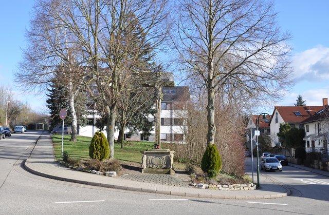 Vielen Passanten und Autofahrern fällt das Kreuz am Hohkreuz-Kreisel kaum mehr auf. Foto: ch