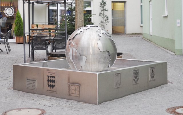 Anlässlich des 25-jährigen Partnerschaftsjubiläums Longjumeau-Bretten wurde am 6. Mai 2006 der Partnerschaftsbrunnen in der Melanchthonstraße eingeweiht, gestiftet von der Firma Deuerer. Foto: ch