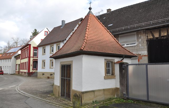 Im Volksmund heißt die „Kapelle zur schmerzhaften Mutter Gottes“ in Bauerbach einfach nur „Schwedenkapelle“, weil der Legende nach im 30-jährigen Krieg ein schwedischer Reiter über die rückwärtige Felswand abgestürzt ist. Foto: ch