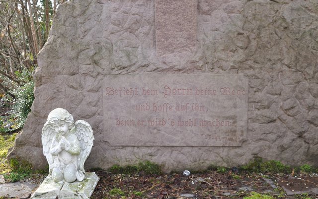 Zitat aus einem Psalm auf dem "ökumenischen Kreuz" auf dem neuen Diedelsheimer Friedhof: "Befiehl dem Herrn deine Wege und hoffe auf ihn, denn er wird´s gut machen." Foto: ch