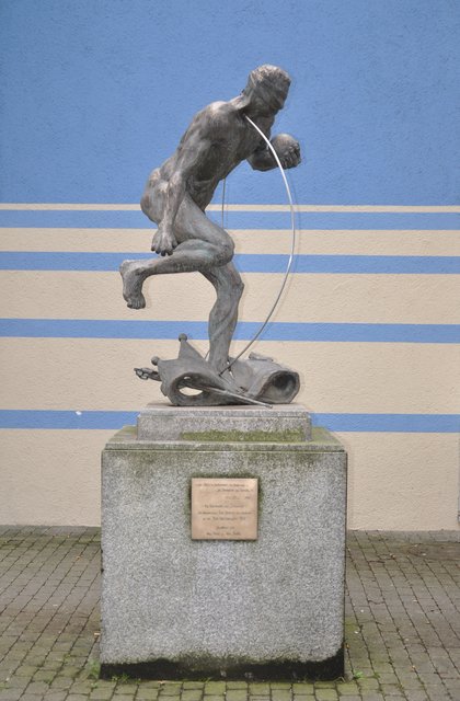 Dem Gedenken an die Badische Revolution und ihre Ideale hat der Brettener Bildhauer Willi Gilli die Bronzeplastik eines Läufers gewidmet, der mit verbundenen Augen eine Krone und einen Gewehrlauf zertritt. Gestiftet wurde das 1998 in der Friedrichstraße errichtete Denkmal von den Familien Pfaus und Sauter. Foto: ch