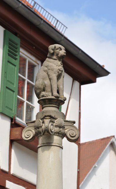 Das Brettener Hundle auf dem Hundlesbrunnen in der Melanchthonstraße veranschaulicht seit über 100 Jahren die Sage von einem gemästeten kleinen Hund, der durch seine üppige Erscheinung einem Belagerungsheer in der Stadt vorhandenen Überfluss vorgetäuscht und es dadurch zum Abbruch der Belagerung veranlasst haben soll. Die einprägsame Geschichte ist ein Grund für seine Karriere als beliebtes Brettener Wahrzeichen. Foto: ch