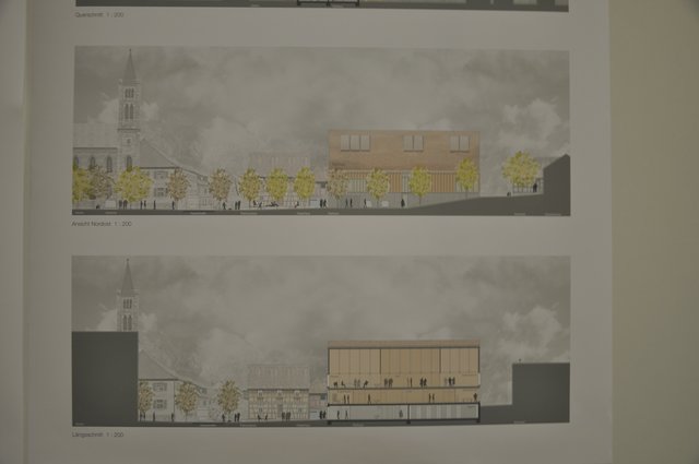 Oben: Nordostansicht mit der Kirche (links) und dem neuen, zur Hälfte in den Hang hinein "geschobenen" neuen Rathaus (rechts). Unten: Längsschnitt durch das neue Rathaus.  Zeichnung: dauner-rommel-schalk/Foto: ch