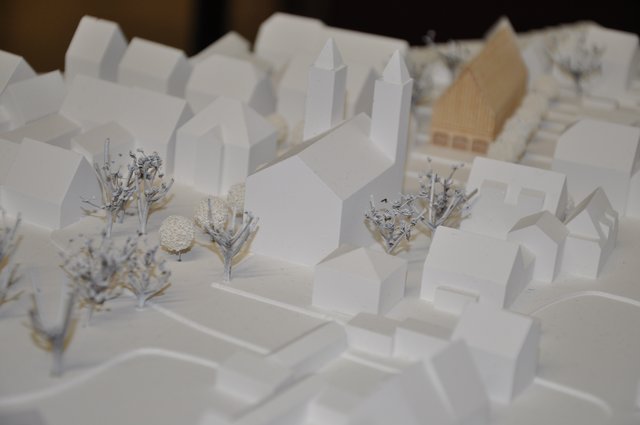 Blick auf das Sieger-Modell: Links vorne ist das Farrenstall-Areal zu sehen, in der Mitte die Kirche und dahinter oben der Vorschlag für das neue Rathaus (braun). Foto: ch