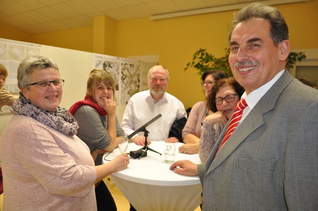 An mehreren Stehtischen wurde in kleinen Runden über das Gesehene debattiert. Foto: ch