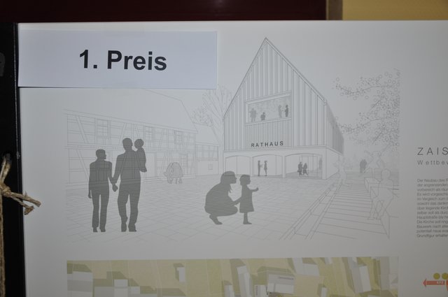 Ansicht des neuen Rathauses vom ebenerdigen neuen Rathausplatz beziehungsweise von der Hauptstraße aus. Zeichnung: dauner-rommel-schalk/Foto: ch