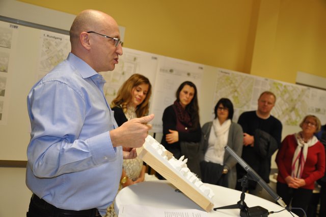 Der Vorsitzende des Preisgerichts, Architekt Uwe Bellm, erläuterte am Modell die Vorteile des Siegerentwurfs. Foto: ch