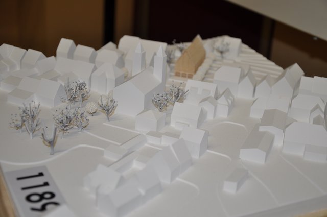 Blick auf das Sieger-Modell: Links vorne ist das Farrenstall-Areal zu sehen, in der Mitte die Kirche und dahinter oben der Vorschlag für das neue Rathaus (braun). Foto: ch