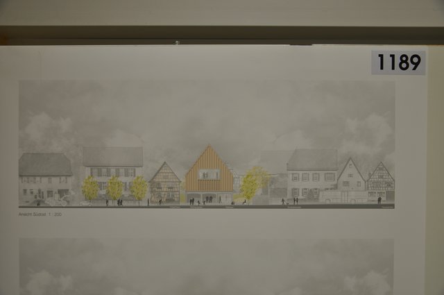 Südost-Ansicht: Blick auf die Hauptstraße mit dem ebenerdig zurückversetzten neuen Rathaus (braunes Gebäude) und links daneben dem Kögelhaus. Zeichnung: dauner-rommel-schalk/Foto: ch