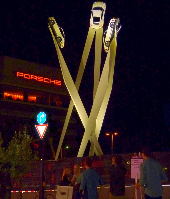 So kann man auch einen Kreisel gestalten, vor dem Porsche Museum