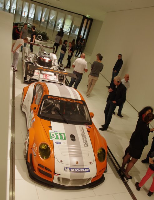 Als noch niemand sich mit dem Hybridantrieb auseinander gesetzt hatte, brachte Porsche einen Rennwagen mit diesem Antrieb.