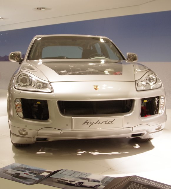 Alternativer Antrieb: der Geländewagen Cayenne mit Hybrid - antrieb.