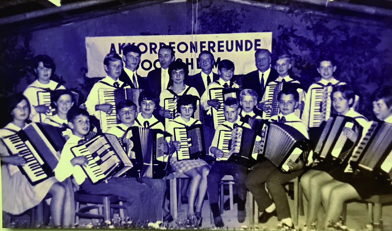 Muntere Schar von Spielerinnen und Spielern bei der Vereinsgründung damals noch als "Akkordeonfreunde Gochsheim"