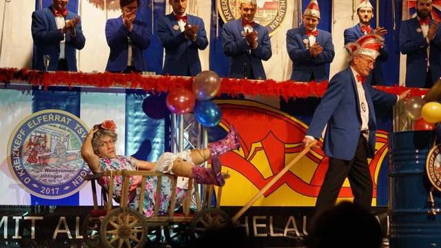 Dennis Schmiglewsky als Resi vom Gaisabuckel