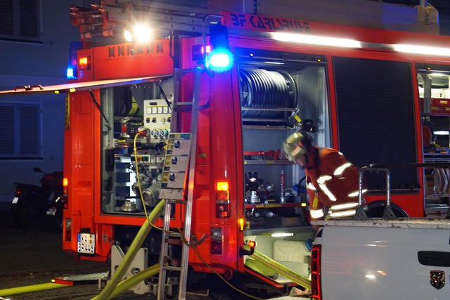 Wegen eines Reihenhausbrandes in Karlsruhe haben die Bewohner von zwölf Häusern mehrere Stunden in einer Notunterkunft verbracht.﻿