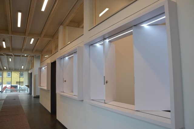 Rechts der Küchenbereich mit Durchreichen