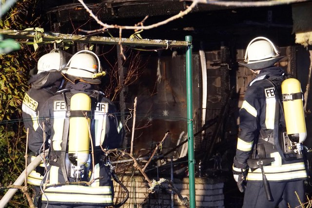 Wegen eines Reihenhausbrandes in Karlsruhe haben die Bewohner von zwölf Häusern mehrere Stunden in einer Notunterkunft verbracht.﻿