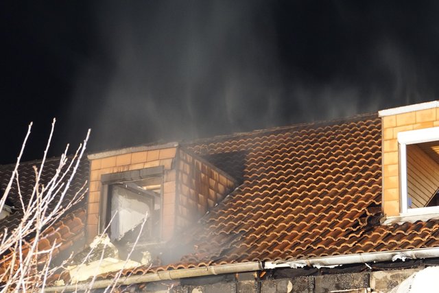 Wegen eines Reihenhausbrandes in Karlsruhe haben die Bewohner von zwölf Häusern mehrere Stunden in einer Notunterkunft verbracht.﻿