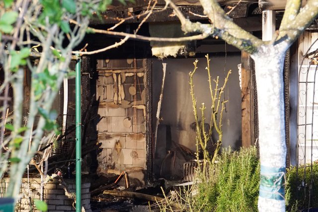 Wegen eines Reihenhausbrandes in Karlsruhe haben die Bewohner von zwölf Häusern mehrere Stunden in einer Notunterkunft verbracht.﻿