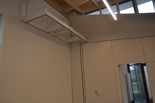 Oben die Halterungen für die Klapptüren