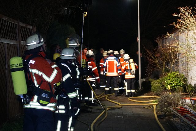 Wegen eines Reihenhausbrandes in Karlsruhe haben die Bewohner von zwölf Häusern mehrere Stunden in einer Notunterkunft verbracht.﻿