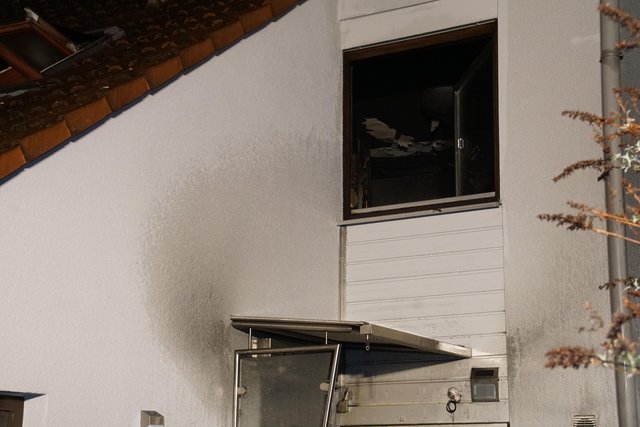 Wegen eines Reihenhausbrandes in Karlsruhe haben die Bewohner von zwölf Häusern mehrere Stunden in einer Notunterkunft verbracht.﻿