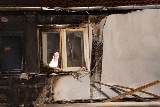 Wegen eines Reihenhausbrandes in Karlsruhe haben die Bewohner von zwölf Häusern mehrere Stunden in einer Notunterkunft verbracht.﻿