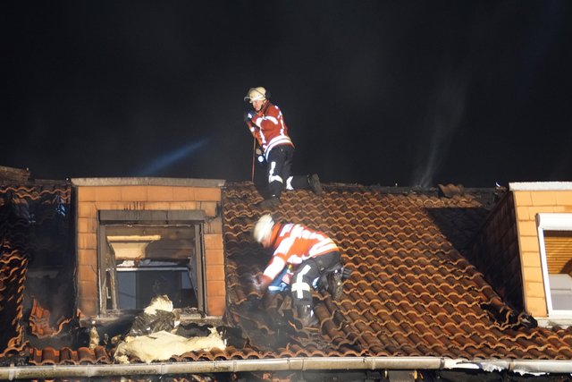 Wegen eines Reihenhausbrandes in Karlsruhe haben die Bewohner von zwölf Häusern mehrere Stunden in einer Notunterkunft verbracht.﻿