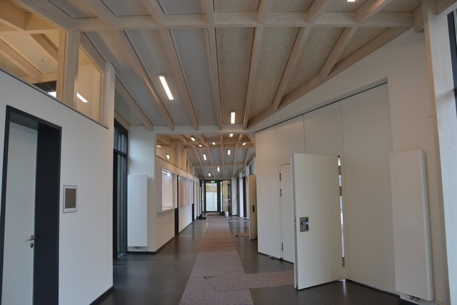Blick in den Flur Richtung altes Pfarrhaus, rechts geht es in den großen Saal, hinter der Tür links verbirgt sich das Sitzungszimmer mit integriertem Büro