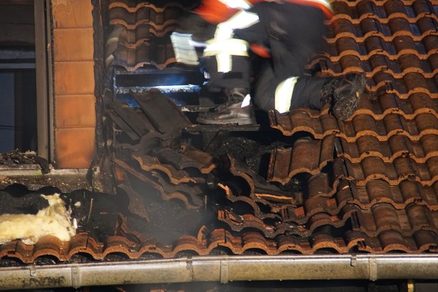 Wegen eines Reihenhausbrandes in Karlsruhe haben die Bewohner von zwölf Häusern mehrere Stunden in einer Notunterkunft verbracht.﻿