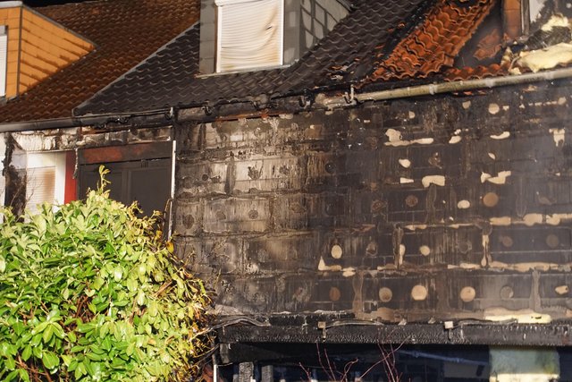 Wegen eines Reihenhausbrandes in Karlsruhe haben die Bewohner von zwölf Häusern mehrere Stunden in einer Notunterkunft verbracht.﻿