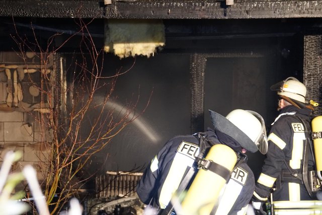 Wegen eines Reihenhausbrandes in Karlsruhe haben die Bewohner von zwölf Häusern mehrere Stunden in einer Notunterkunft verbracht.﻿