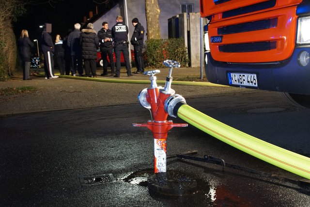 Wegen eines Reihenhausbrandes in Karlsruhe haben die Bewohner von zwölf Häusern mehrere Stunden in einer Notunterkunft verbracht.﻿