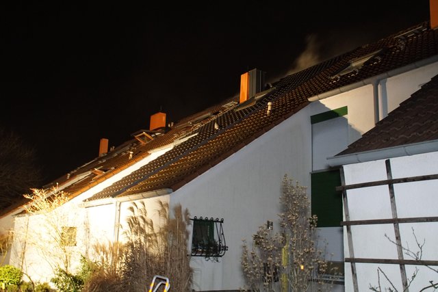 Wegen eines Reihenhausbrandes in Karlsruhe haben die Bewohner von zwölf Häusern mehrere Stunden in einer Notunterkunft verbracht.﻿