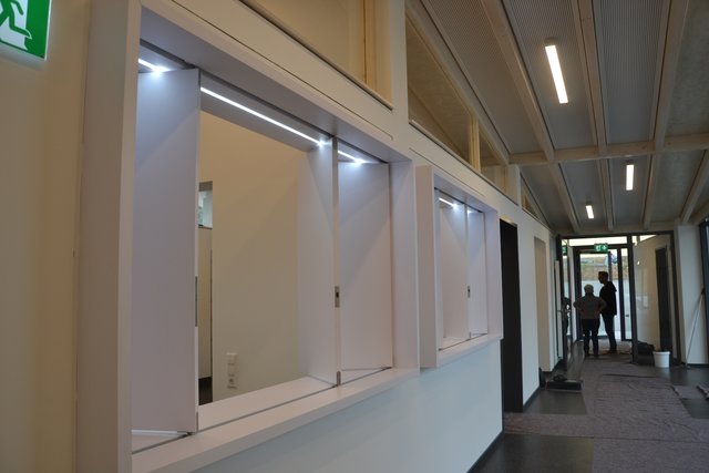 Links der Küchenbereich mit Durchreichen