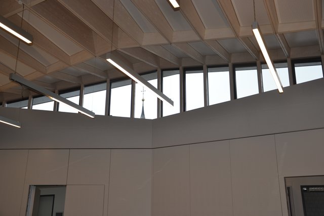 Durch den Lichtgaden sieht man die Pfarrkirche St. Mauritius