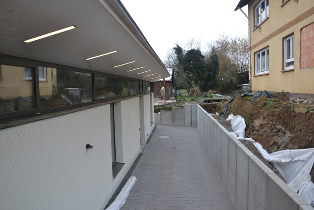 Hinterer Eingangsbereich, rechts das alte Pfarrhaus