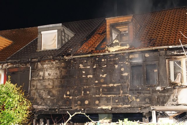 Wegen eines Reihenhausbrandes in Karlsruhe haben die Bewohner von zwölf Häusern mehrere Stunden in einer Notunterkunft verbracht.﻿