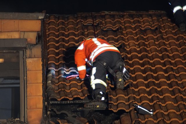 Wegen eines Reihenhausbrandes in Karlsruhe haben die Bewohner von zwölf Häusern mehrere Stunden in einer Notunterkunft verbracht.﻿