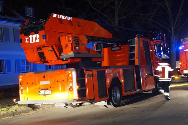 Wegen eines Reihenhausbrandes in Karlsruhe haben die Bewohner von zwölf Häusern mehrere Stunden in einer Notunterkunft verbracht.﻿