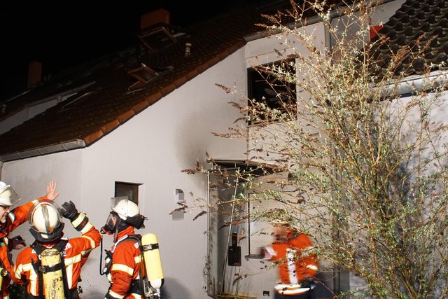 Wegen eines Reihenhausbrandes in Karlsruhe haben die Bewohner von zwölf Häusern mehrere Stunden in einer Notunterkunft verbracht.﻿