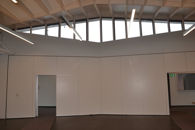 ... indem die Falttüren weggeklappt werden.